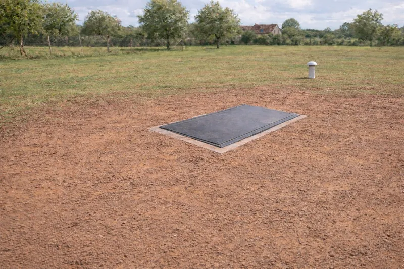 Bunker BAS enterré vu de l'extérieur — discrétion totale